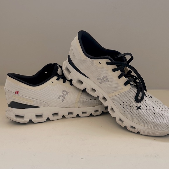 On Running Cloud X 4 White and Black Sneakers - size 9.5 - Picture 1 of 11